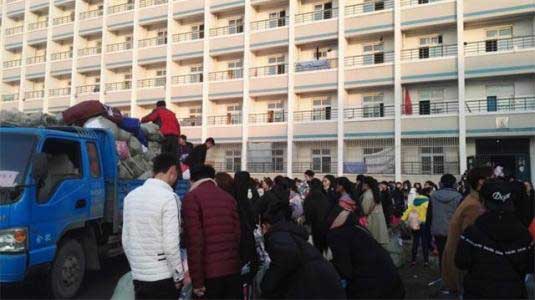 高溫下昆明學府搬遷搬家公司工人負重400斤爬百層樓梯.jpg 高溫下昆明學府搬遷搬家公司工人負重400斤爬百層樓梯.jpg