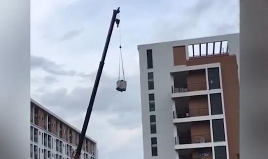 高校暑期迎來宿舍搬遷高峰 起重機等神器紛紛亮相.jpg 高校暑期迎來宿舍搬遷高峰 起重機等神器紛紛亮相.jpg